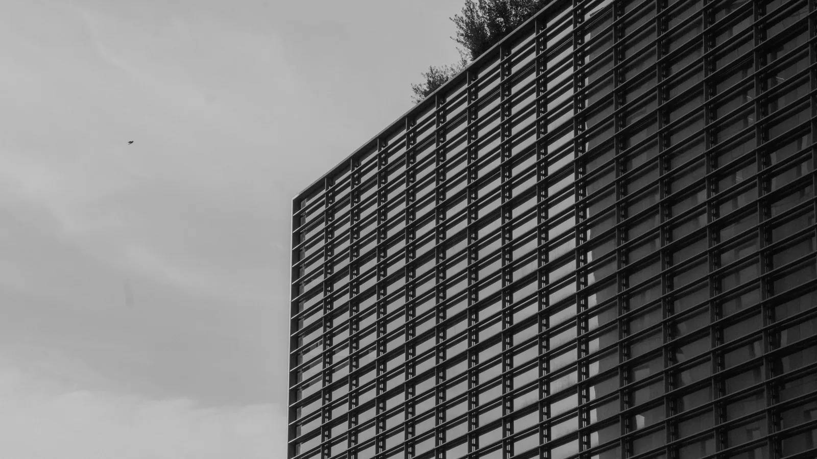 Fachada de celosía modular montada en taller