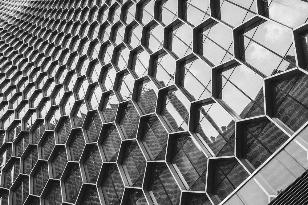 Fachada de paneles hexagonales repetidos